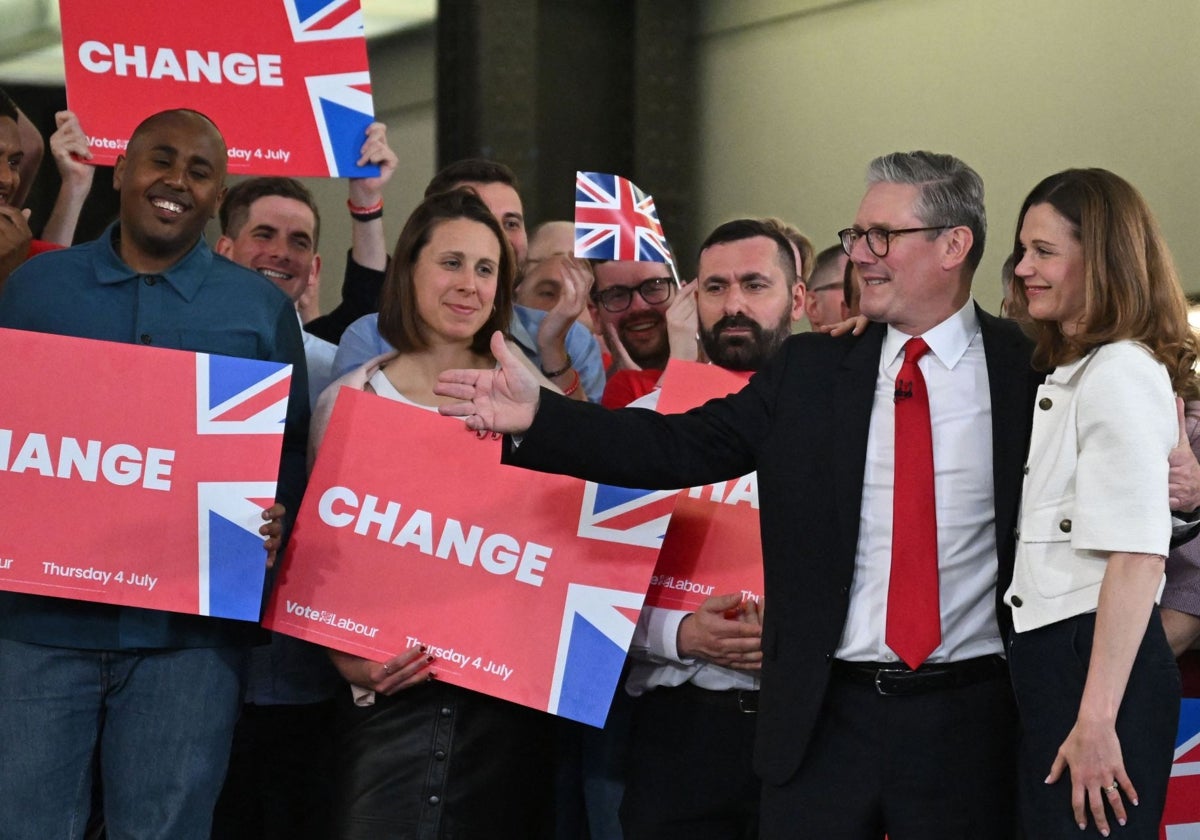 El líder del Partido Laborista británico, Keir Starmer, junto a su esposa Victoria durante un acto de celebración de la victoria en la Tate Modern de Londres