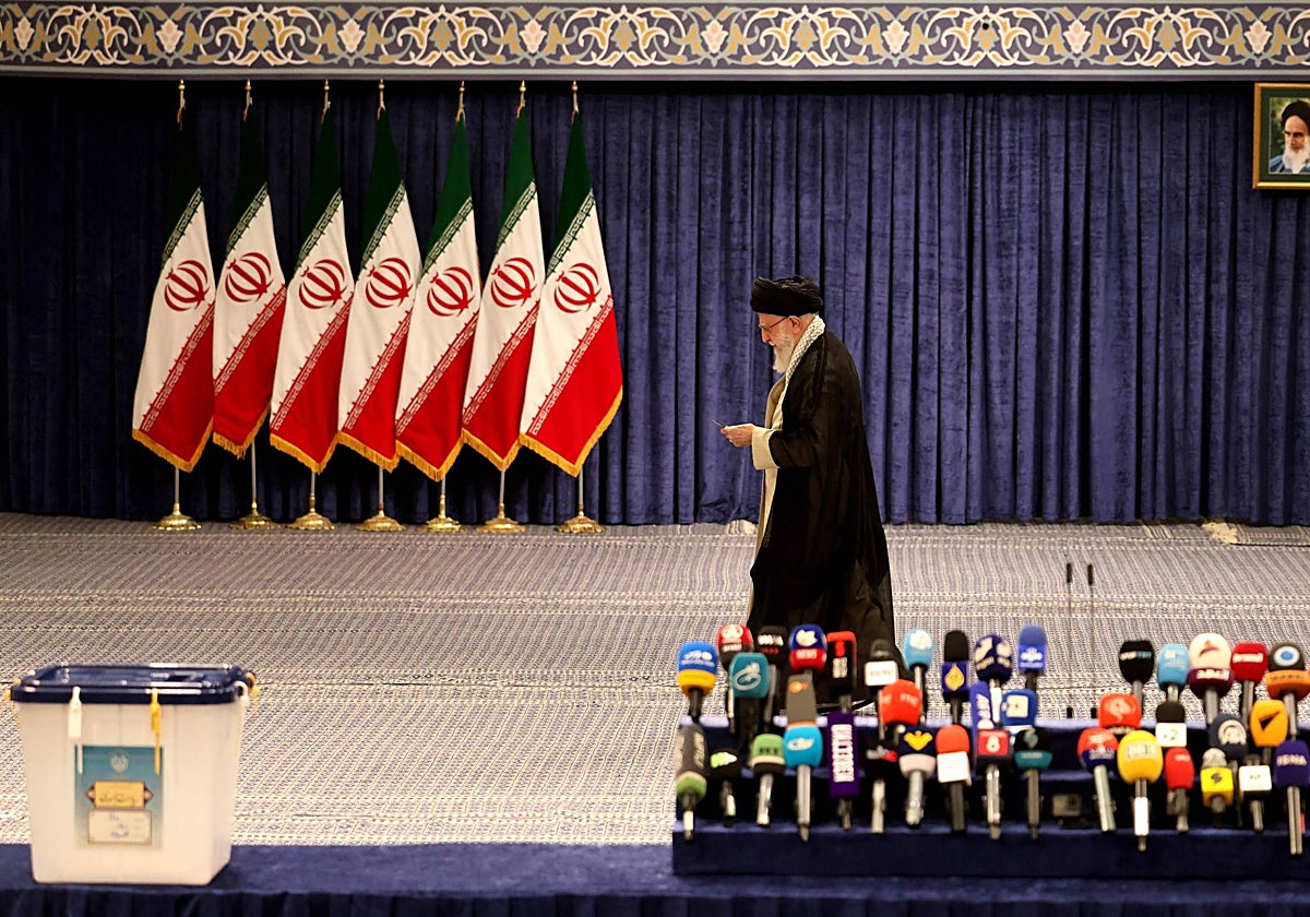 El líder supremo iraní Alí Jameini se dirige a la urna