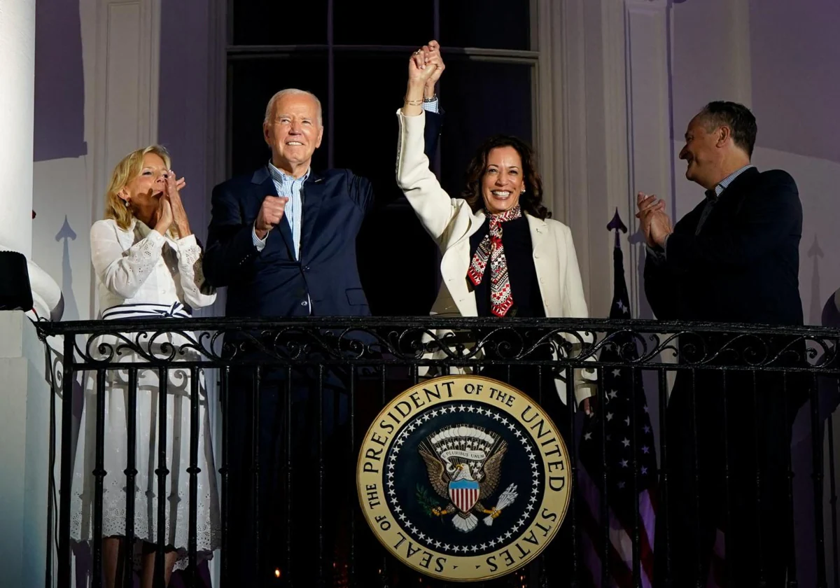 Joe Biden y Kamala Harris de la mano en la celebración en la Casa Blanca del día de la independencia