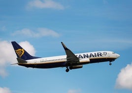 Un avión de Ryanair se desvía de su ruta y aterriza en Santiago de Compostela por llevar a bordo un «pasajero problemático»