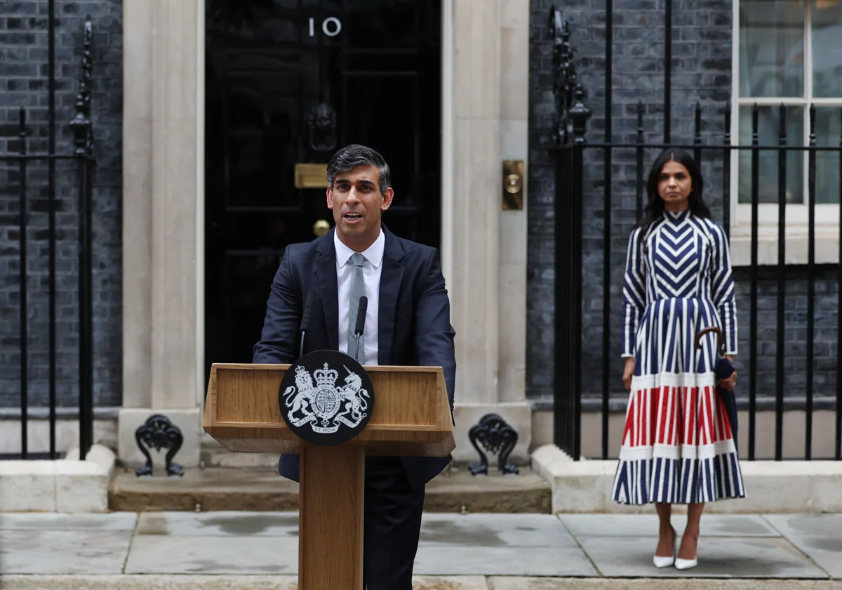 El primer ministro británico saliente, Rishi Sunak, acompañado de su esposa, Akshata Murty (d), hace una declaración a las puertas de Downing Street