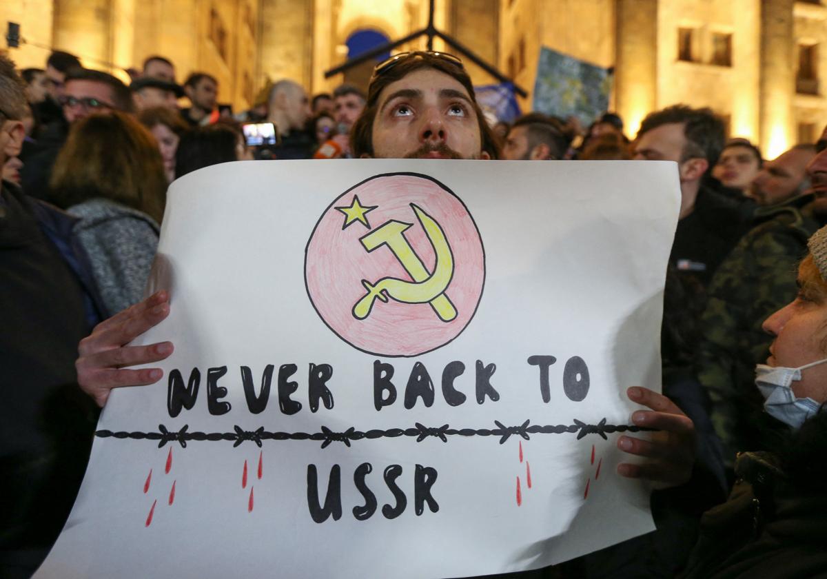 Un manifestante contra la ley de asuntos extranjeros en Tbilisi, el 8 de marzo de 2023