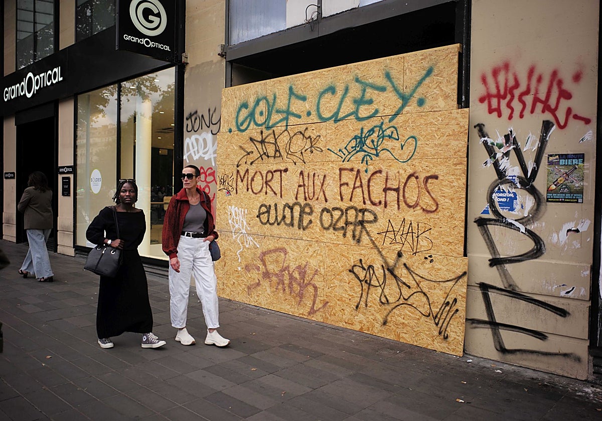 «Muerte a los fachas», se lee en una calle parisina