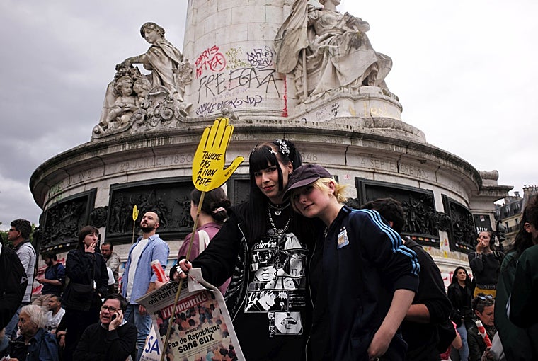 Francia vive un cambio histórico: «La decisión de Macron nos lleva al caos»