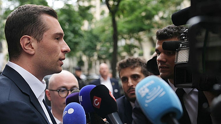 El presidente de Agrupación Nacional, Jordan Bardella, responde a los periodistas a su llegada a la sede del partido