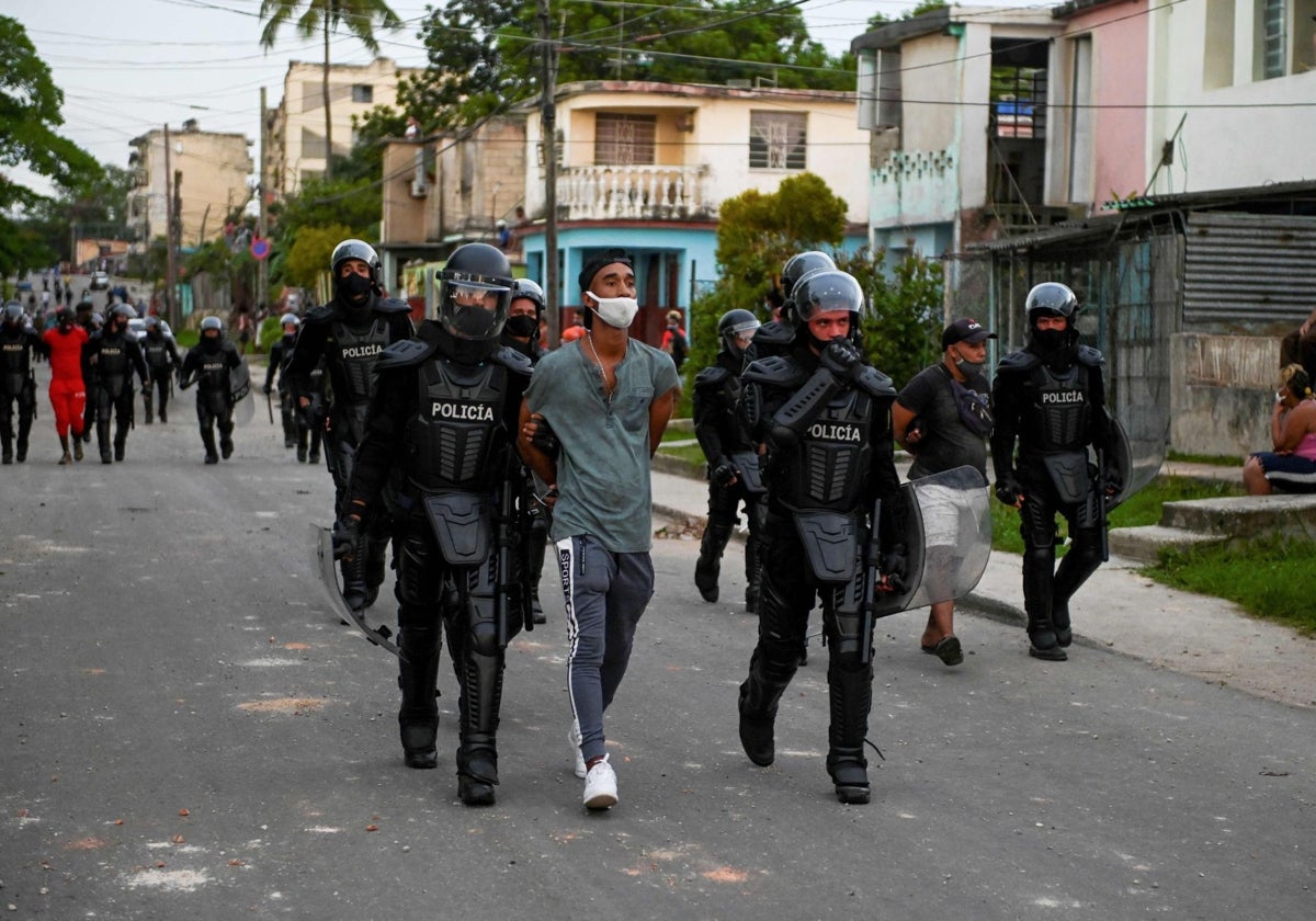 Un manifestante es detenido en las manifestaciones masivas contra la represión en Cuba