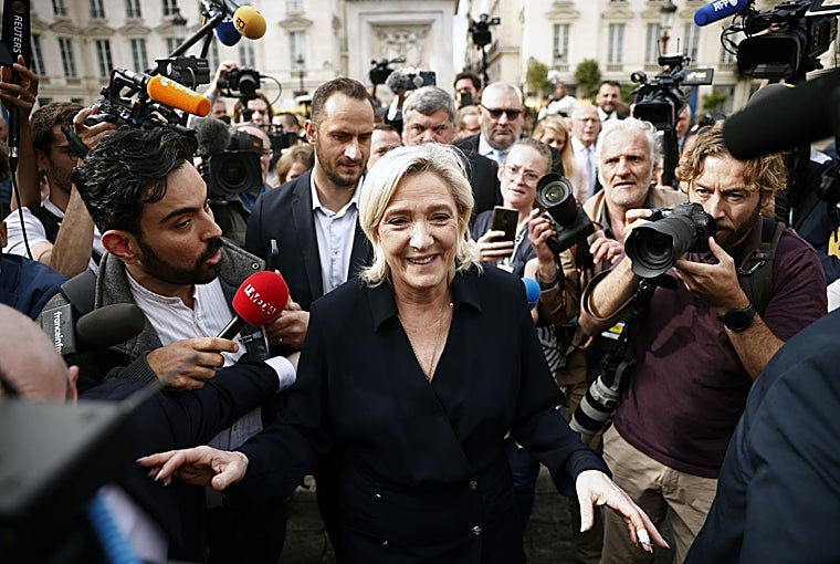 La diputada francesa  Marine Le Pen llega a la Asamblea Nacional en París