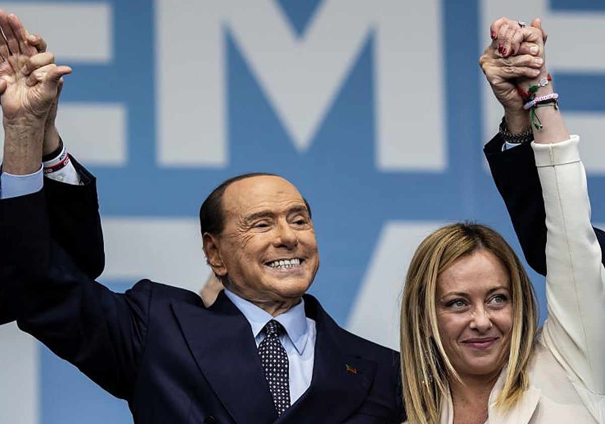 El líder de Forza Italia, Silvio Berlusconi, y la dirigente de Hermanos de Italia, Giorgia Meloni, en un mitin en 2022