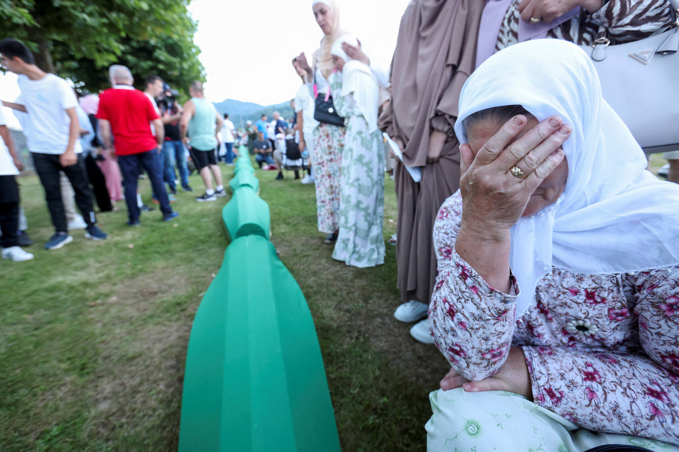 Familiares de los fallecidos durante la conmemoración del genocidio de Srebrenica