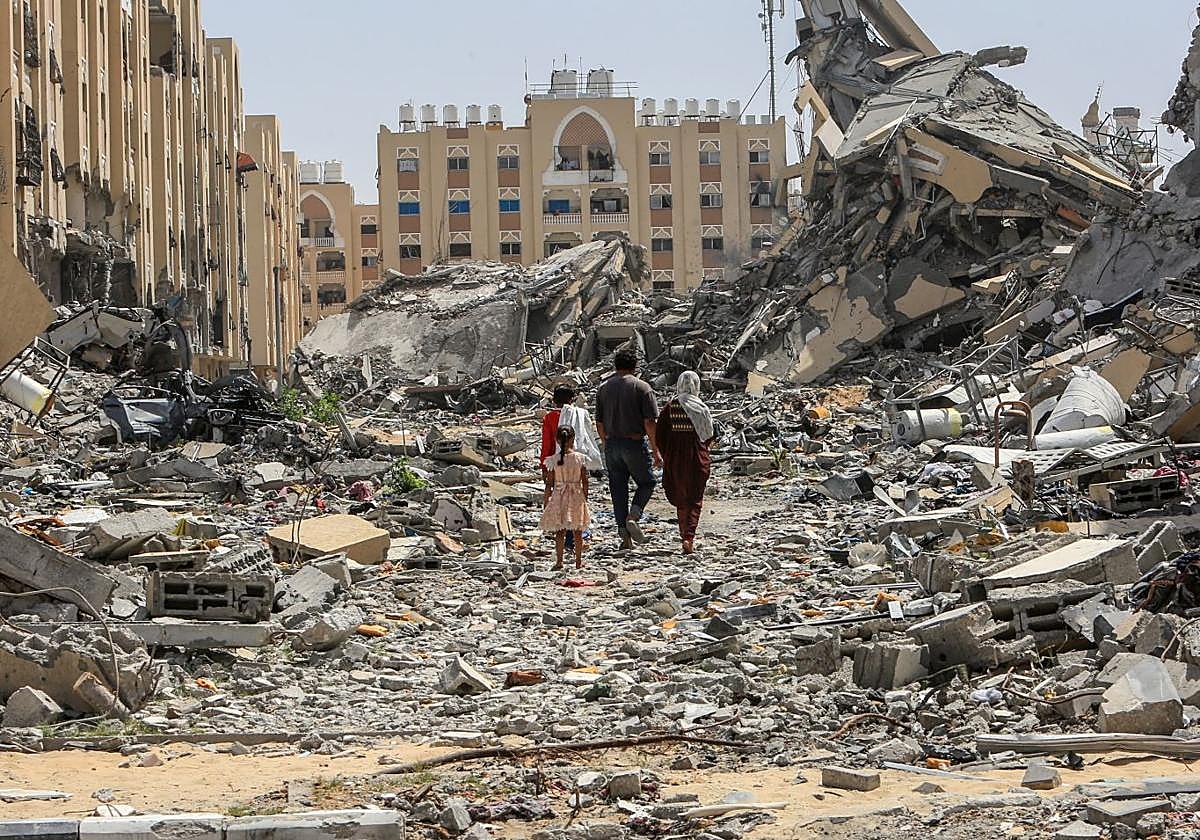 Una familia camina por Jan Yunis en una foto de archivo