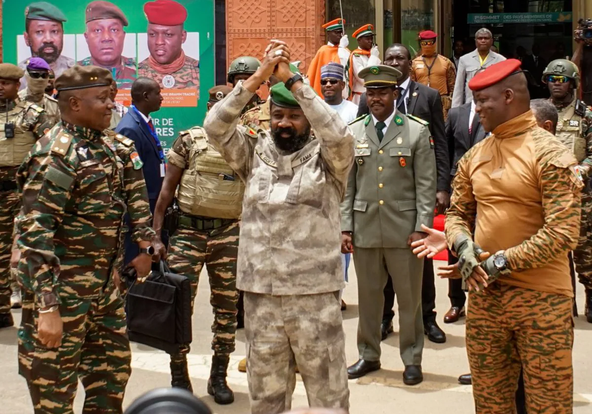 El presidente interino de Mali, coronel Assimi Goita (centro), el jefe de la junta militar de Níger, general Abdourahmane Tiani (izq.), y el líder interino de Burkina Faso, capitán Ibrahim Traoré (izq.), durante la primera cumbre de la Alianza de Estados del Sahel en Niamey