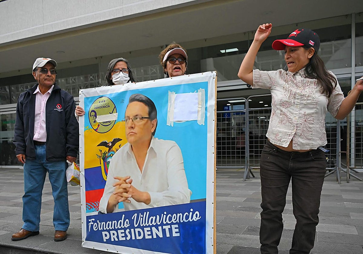 Simpatizantes de Fernando Villavicencio gritan consignas mientras esperan la sentencia del juicio contra los cinco presuntos asesinos del excandidato presidencial ecuatoriano Fernando Villavicencio en el Complejo Judicial de Quito