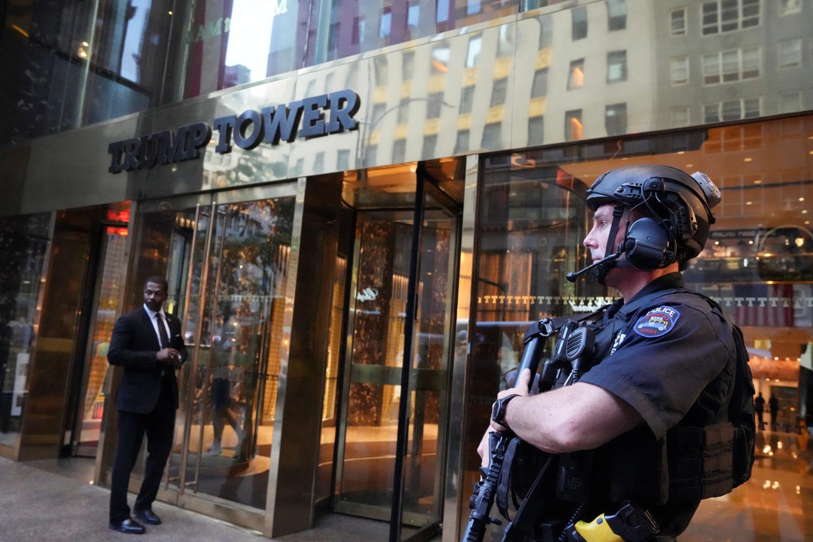 Un miembro de las fuerzas de seguridad hace guardia frente a la Torre Trump, en Nueva York