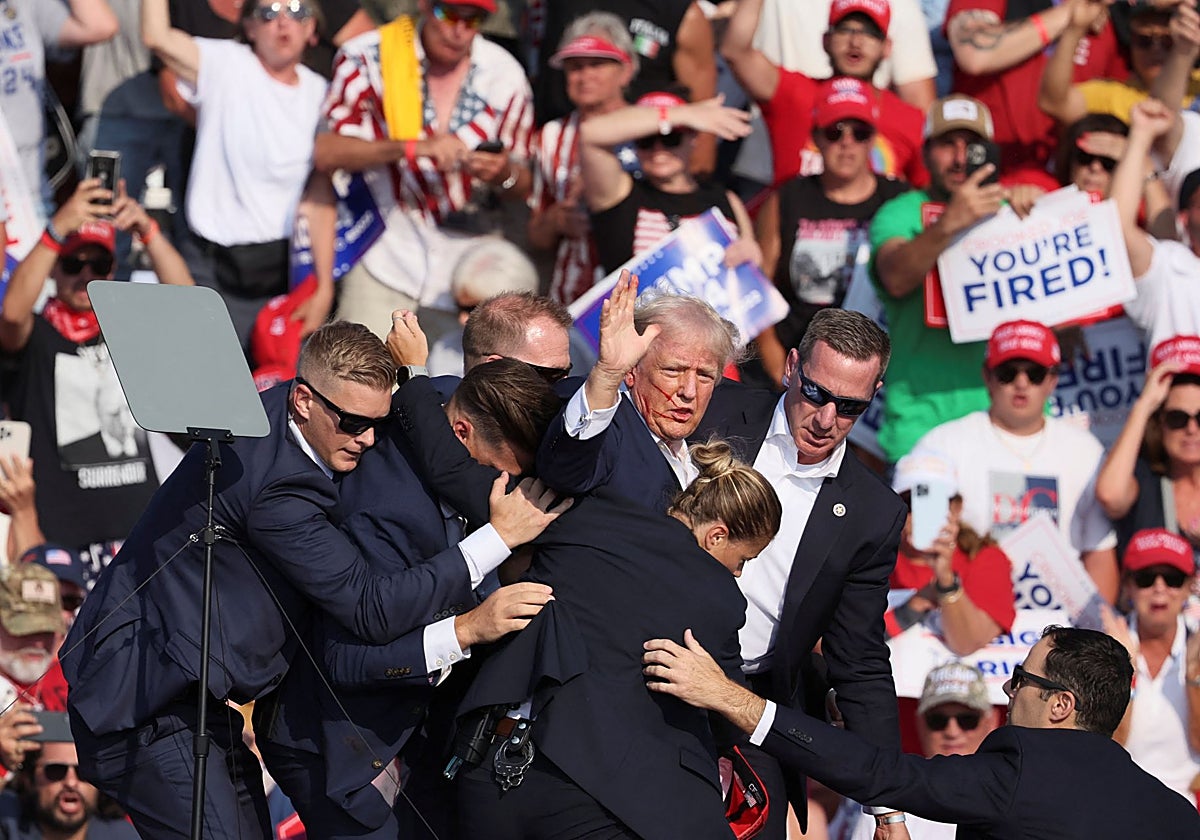 El candidato Donald Trump es resguardado de las balas