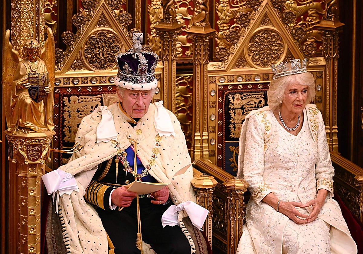 El Rey Carlos III y la Reina Consorte en la Cámara de los Lores antes de impartir el discurso