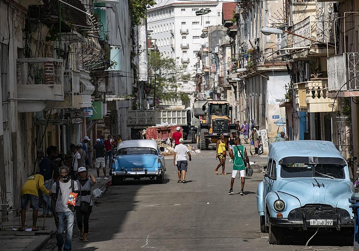 Personas caminan por una calle en el centro de La Habana