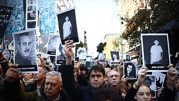 El atentado con bomba a la AMIA dejó 85 muertos y más de 300 heridos