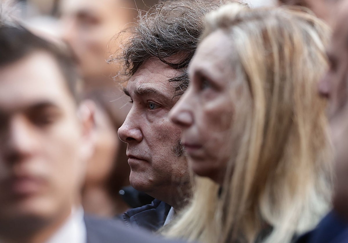 Javier y Karina Milei asisten a un acto con motivo del 30 aniversario del atentado a la Asociación Mutual Israelita Argentina (AMIA)