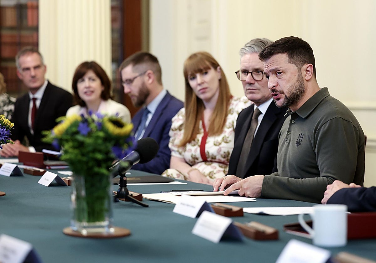 Zelenski, flanqueado por el primer ministro británico, Keir Starmer, se dirige al gabinete británico en Downing Street