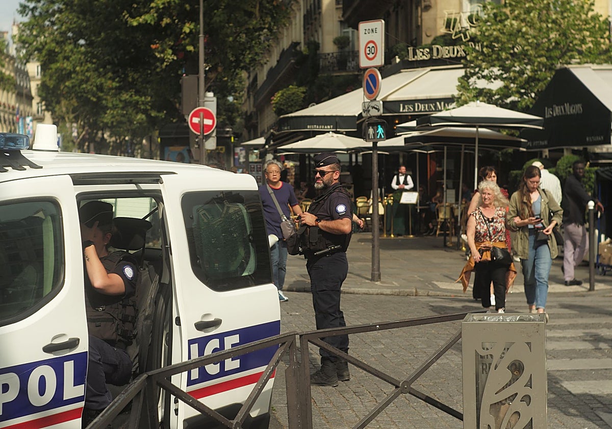 La Policía vigila los alrededores de la cafetería Les Deux Magots de París