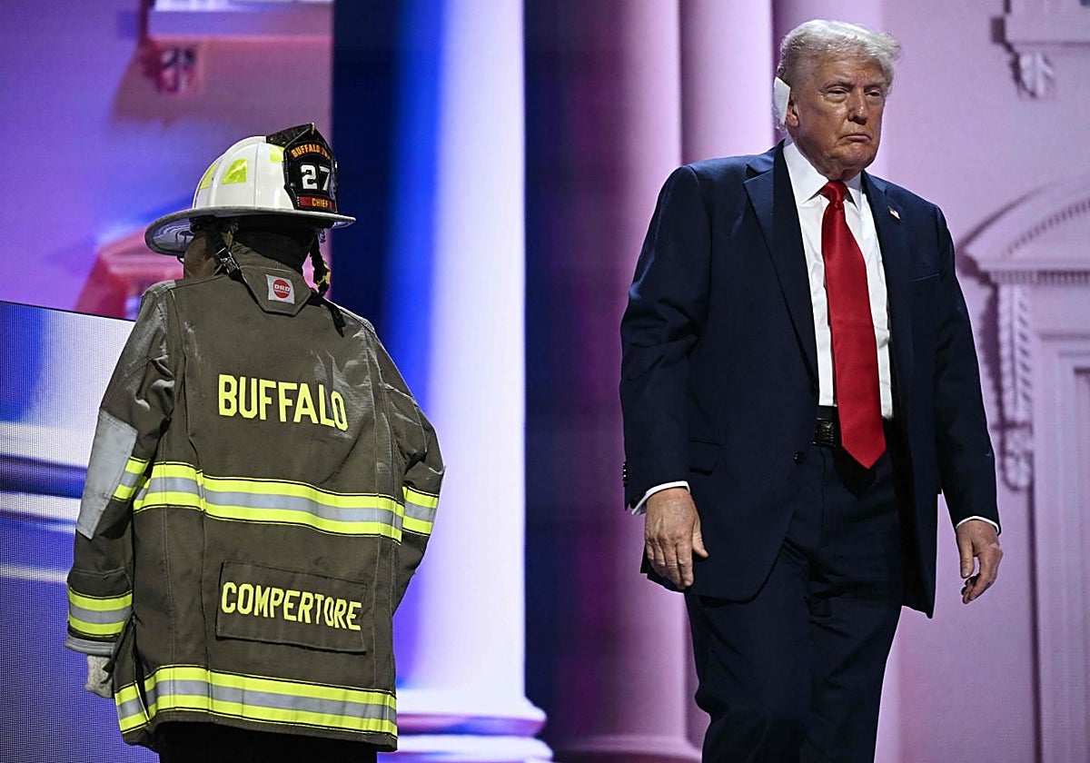 Trump hizo su discurso junto al uniforme del bombero asesinado Corey Comperatore, que murió durante el tiroteo que casi mata al candidato