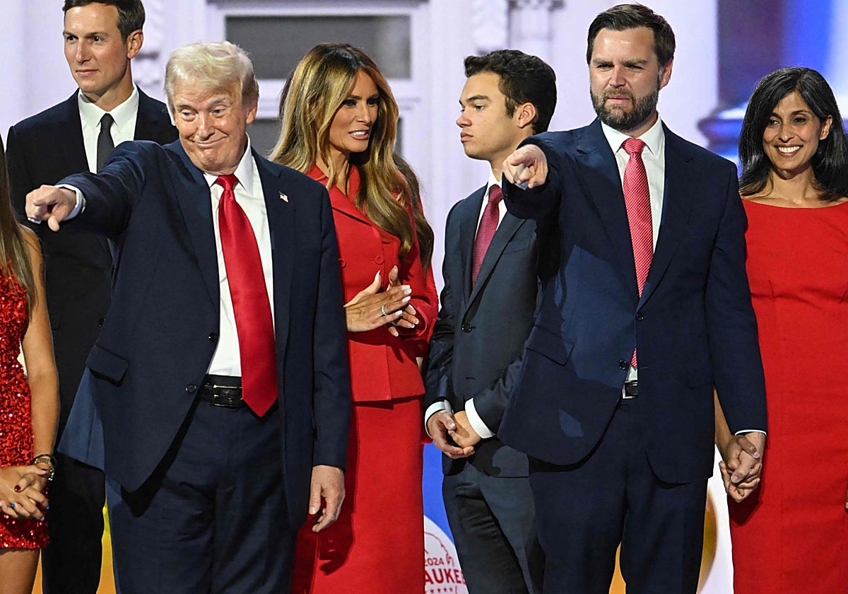 El expresidente Donald Trump y su candidato a vicepresidente, J.D. Vance, acompañados por sus esposas