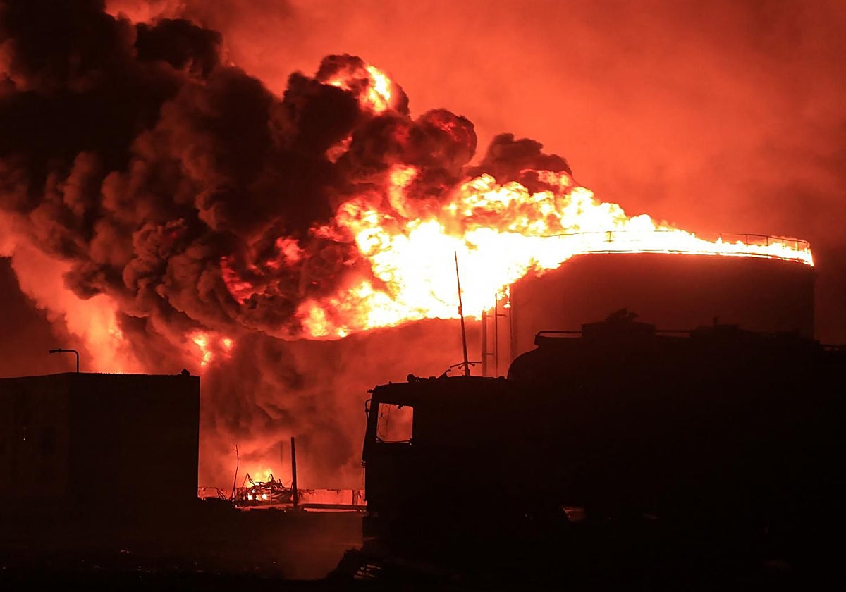 Un incendio en unas instalaciones de combustible en el puerto de Hodeida provocado por un ataque israelí