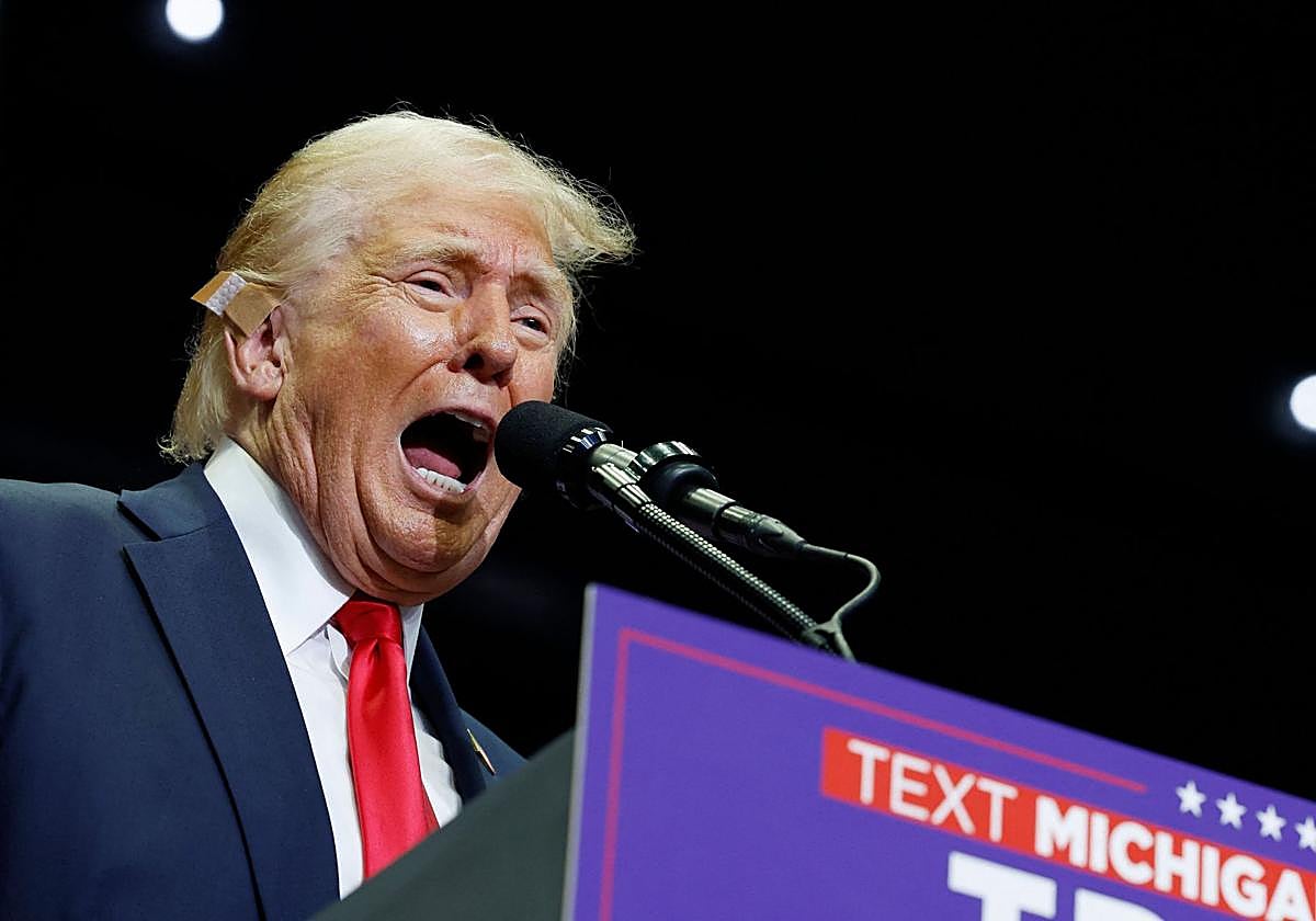 Donald Trump, con un apósito en la oreja durante un mítin en Grand Rapids.