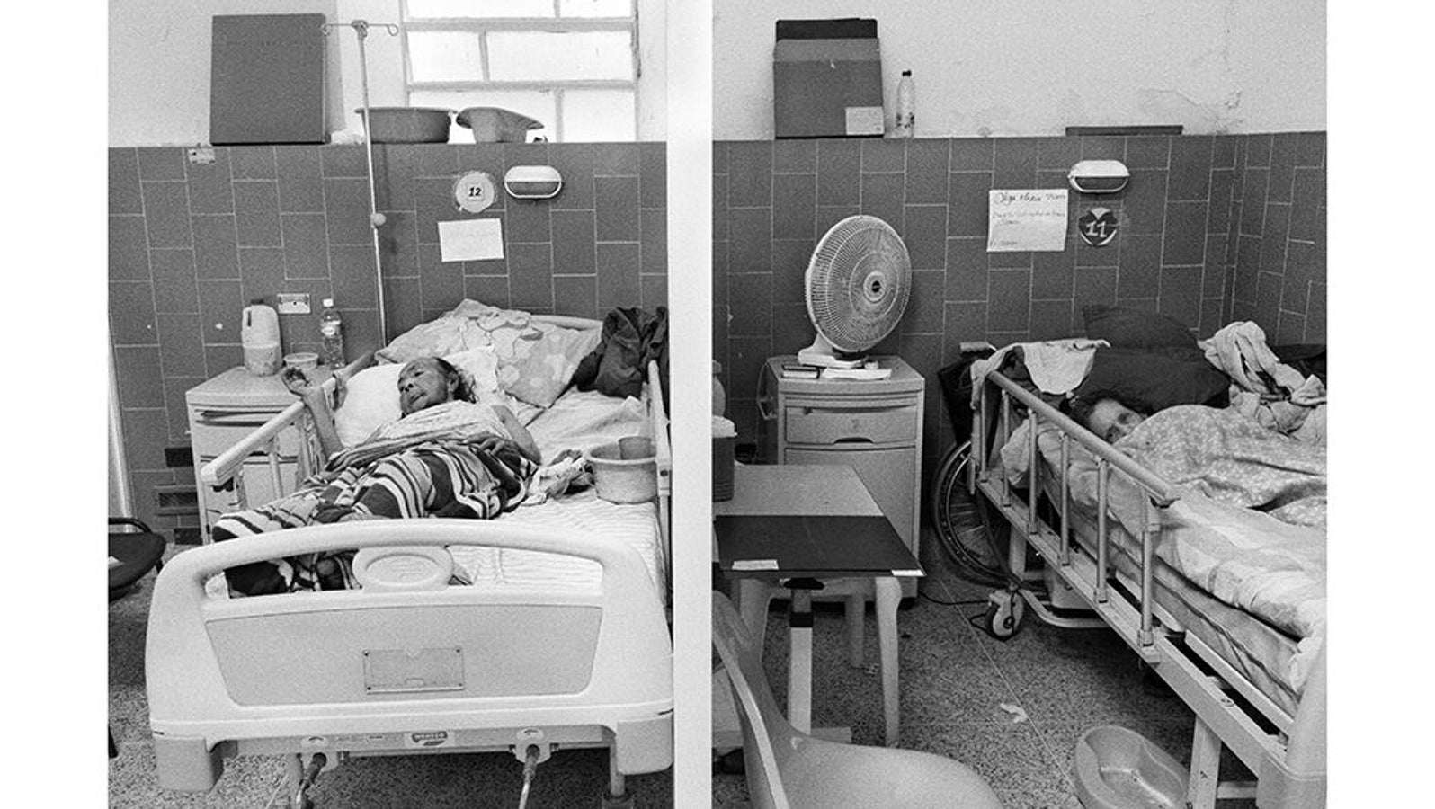 Caracas (Venezuela), junio de 2016. Dos pacientes descansan en sus camas dentro del Hospital Vargas de Caracas. La crisis venezolana de escasez de alimentos y medicinas puso al país al borde del colapso. Los hospitales venezolanos estaban desabastecidos y carecían de medicinas 