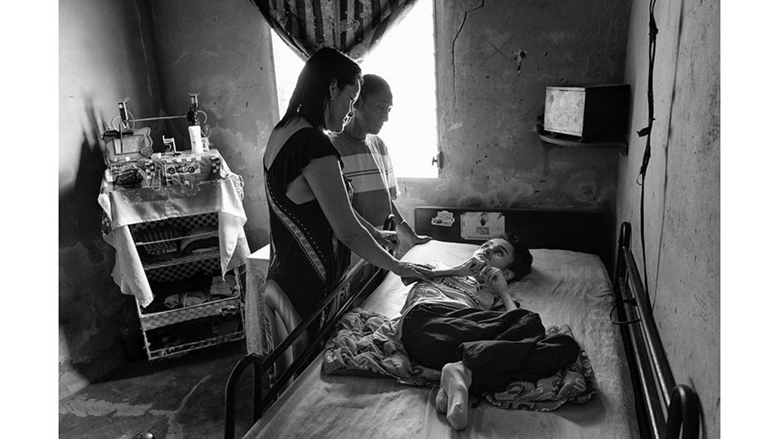 Maracaibo (Venezuela), abril de 2019. Miguel Blanco, de 28 años, víctima de desnutrición extrema, vive en el Barrio Alto de Milagros Norte en Maracaibo. La población más vulnerable de Venezuela agoniza. El colapso del sistema sanitario y la subida de los precios de los alimentos han llevado a una emergencia humanitaria total. La dictadura de Nicolás Maduro oculta esta realidad a la comunidad internacional. Las detenciones arbitrarias, la violencia de las fuerzas de seguridad y los grupos paramilitares afines a la Revolución Bolivariana son herramientas que usa el régimen para ocultar la crisis.