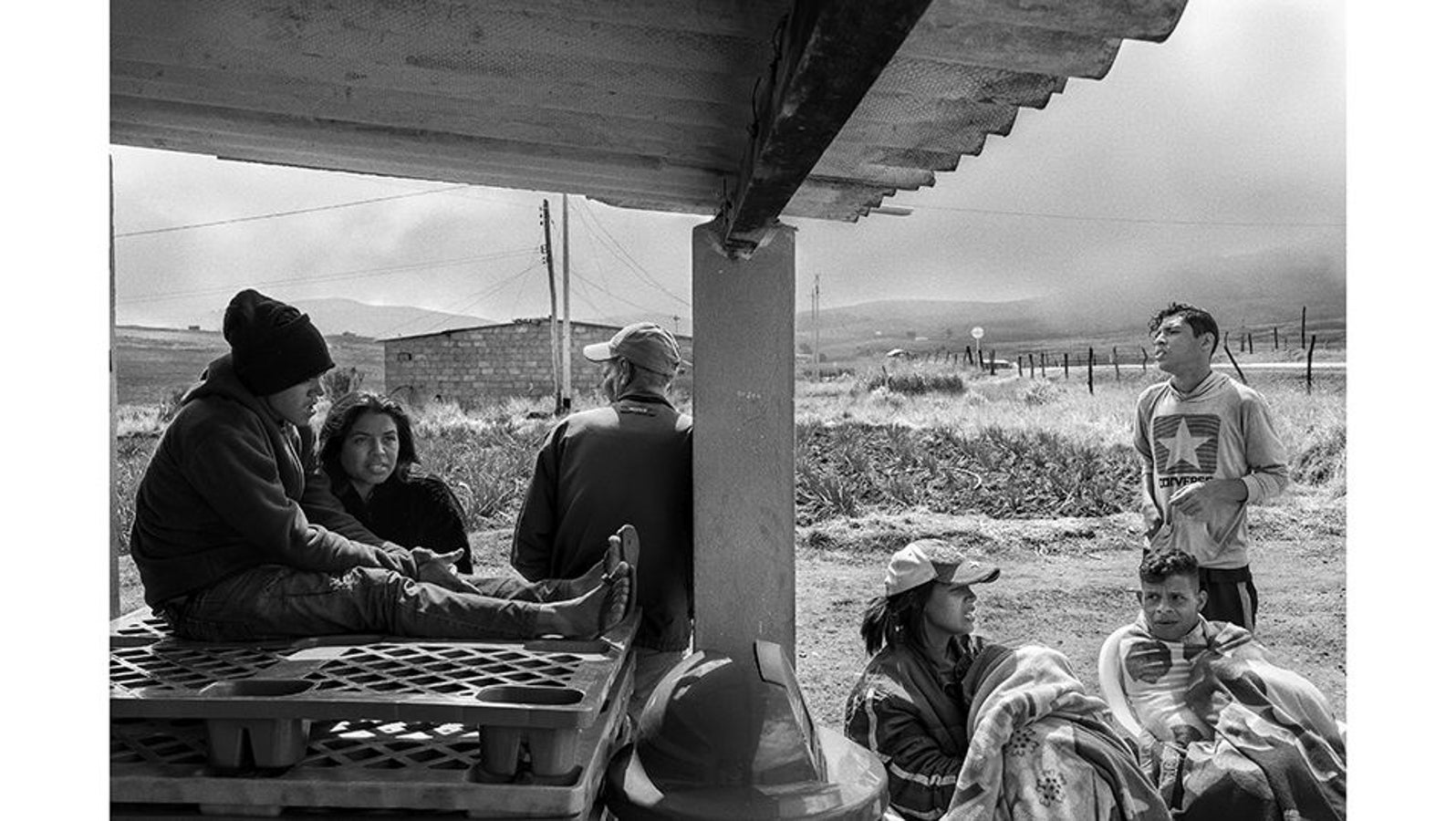 Cúcuta (Colombia), 13 de febrero de 2019. Un grupo de inmigrantes venezolanos descansan en el páramo de Berlín en una improvisada casa de paso. La crisis humanitaria en Venezuela ha forzado a millones de ciudadanos a abandonar su país en busca de mejores condiciones de vida. Estos migrantes, enfrentándose a largos y peligrosos trayectos, encuentran en lugares como el páramo de Berlín puntos temporales de descanso y refugio