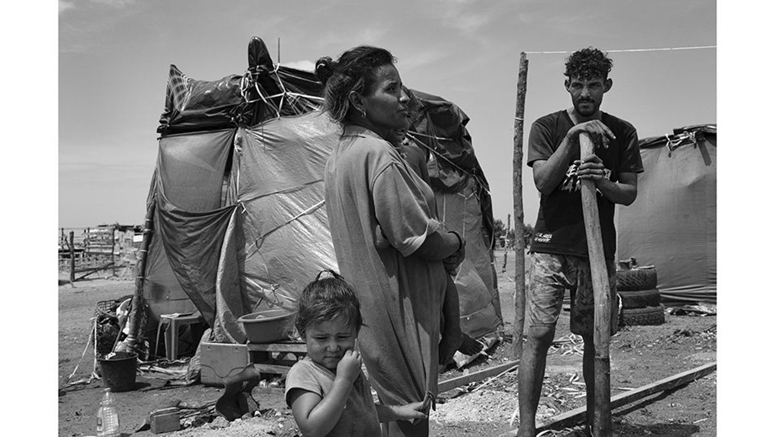 Maicao (Colombia), 16 de abril de 2021. Linda Pacheco y Joandri Rodríguez acaban de cruzar ilegalmente la frontera entre Venezuela y Colombia. Junto con sus hijos, se instalan en el asentamiento ilegal conocido como La Pista. Para ellos, esta nueva realidad ofrecía la esperanza de al menos una comida diaria, algo incierto en su Venezuela natal