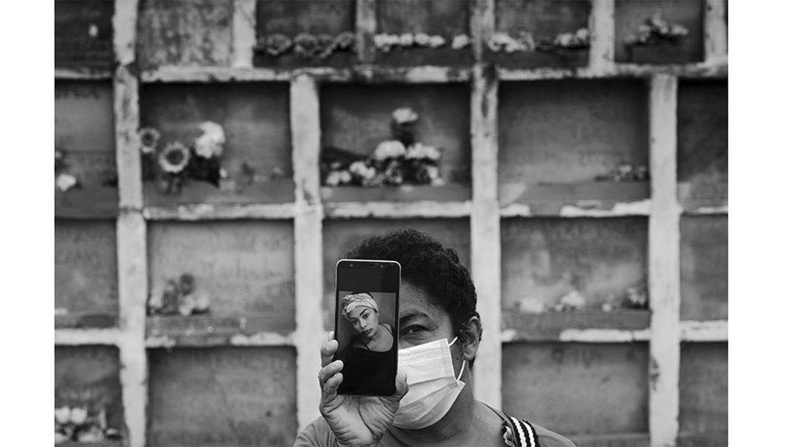 Ríohacha (Colombia), 16 de abril de 2021. Sista Velázquez muestra a la cámara el retrato de Vicmar Gómez Reyes, ciudadana venezolana fallecida el 17 de febrero de 2021, un mes después de dar a luz. Vicmar, al ser una emigrante venezolana indocumentada, sufrió todas las trabas legales que enfrentan los migrantes venezolanos para ser enterrados dignamente