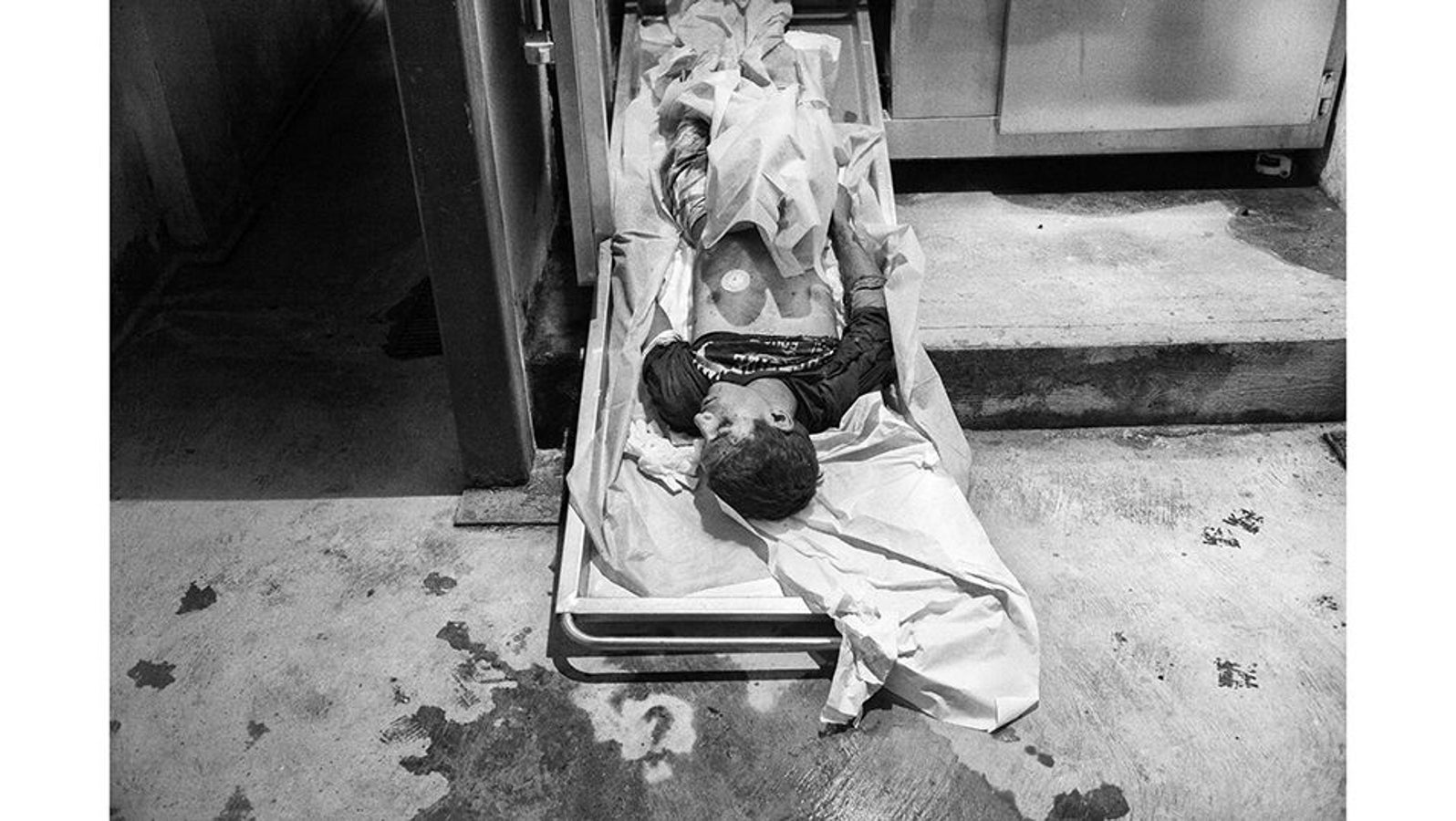 Caracas (Venezuela), 29 de julio de 2025. El cadáver de un joven víctima de un asesinato espera a ser enterrado en el interior de una morgue de un hospital de Caracas. La violencia y la inseguridad en Venezuela se han convertido en problemas críticos. Caracas, una de las ciudades más peligrosas del mundo, sufre altas tasas de homicidios, robos y secuestros. Las bandas criminales, muchas de las cuales están armadas con armas de fuego ilegales, operan con impunidad debido a la corrupción y la ineficiencia en las fuerzas de seguridad