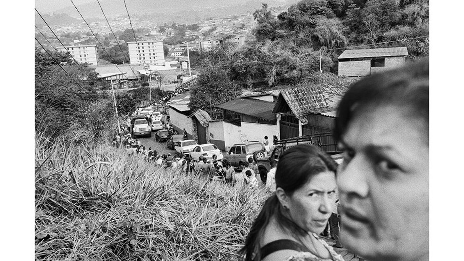 San Cristóbal (Venezuela), 12 de abril de 2014. Un grupo de civiles hace cola para comprar alimentos. La escasez en Venezuela es total y el gobierno controla el acceso a los productos básicos. La tensión y el descontento entre la población civil va en aumento, con brotes de violencia y saqueos por todo el país. Venezuela se sumió en el desabastecimiento, y encontrar productos se convirtió en un suplicio para los ciudadanos, que debían visitar varias tiendas para completar sus compras
