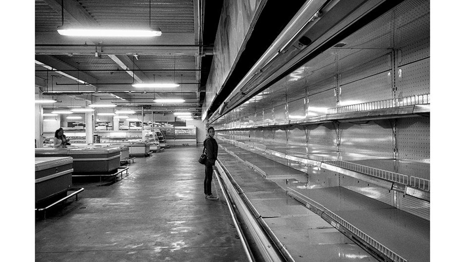 Caracas (Venezuela). 4 de septiembre de 2015. Una mujer, en el interior de uno de los principales supermercados de Caracas. La grave crisis política que vive Venezuela ha llevado al país a una crisis económica aún peor. La escasez en las ciudades es una realidad diaria, con ciudadanos haciendo largas colas para comprar productos básicos. El gobierno estableció un sistema de racionamiento para la compra de estos productos, lo que ha exacerbado la tensión social y el descontento