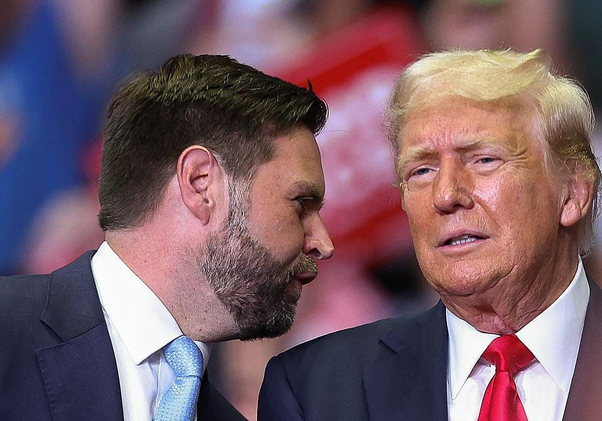 Donald Trump, junto a su vicepresidente, el senador J. D. Vance, este sábado en un acto republicano en Michigan