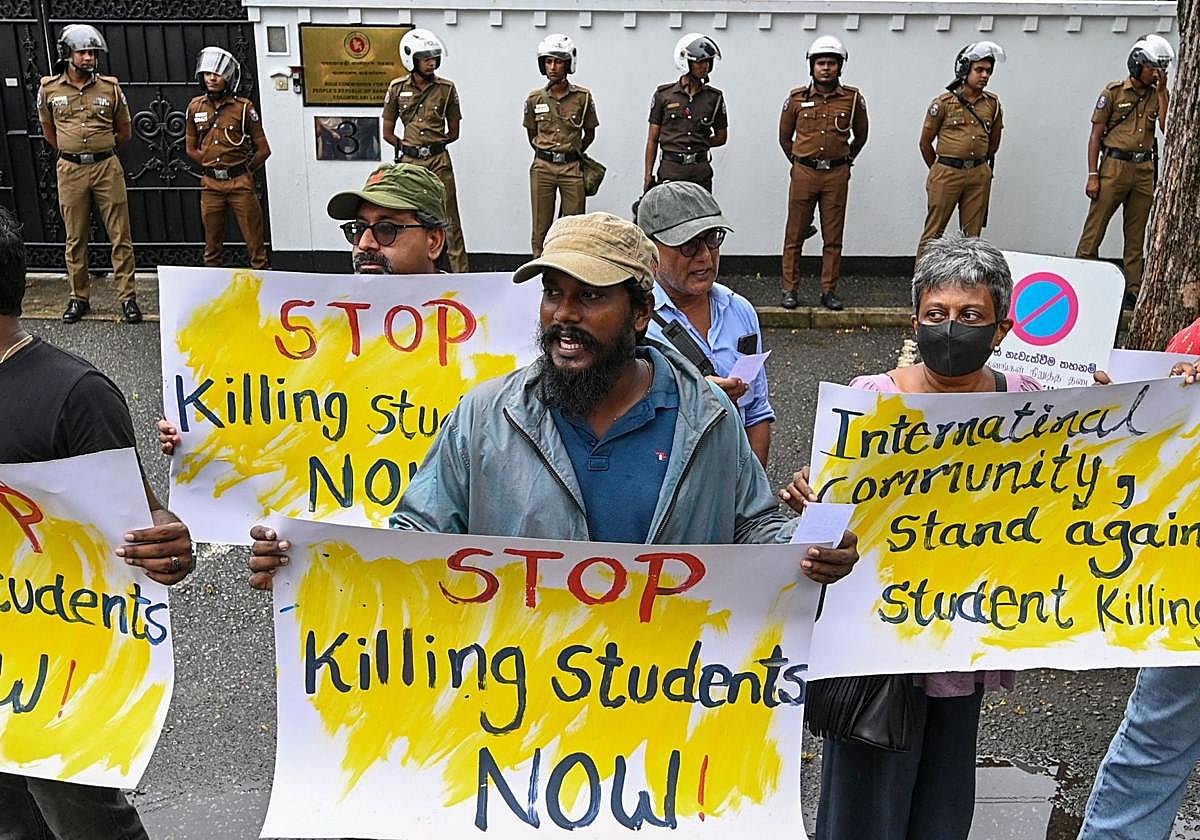 Activistas se manifiestan este lunes frente a la embajada de Bangladesh en Colombo