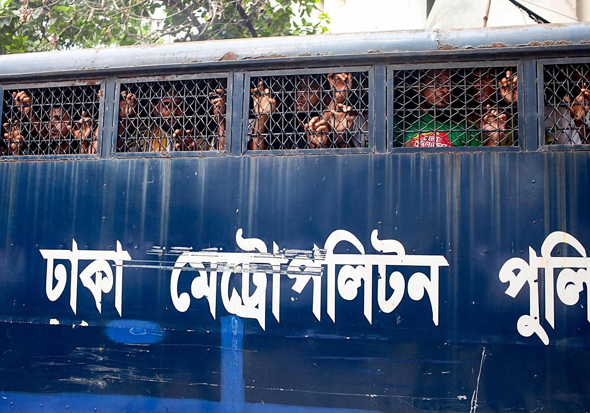 Una furgoneta de policía transporta a estudiantes arrestados en Daca, Bangladesh