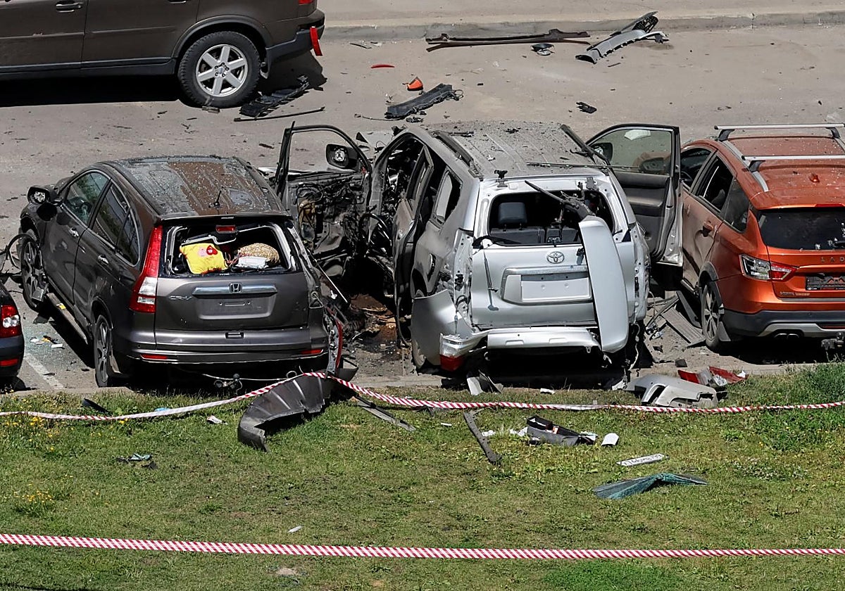 El coche en el aparcamiento tras la explosión que ha dañado al un jefe adjunto del ejército ruso