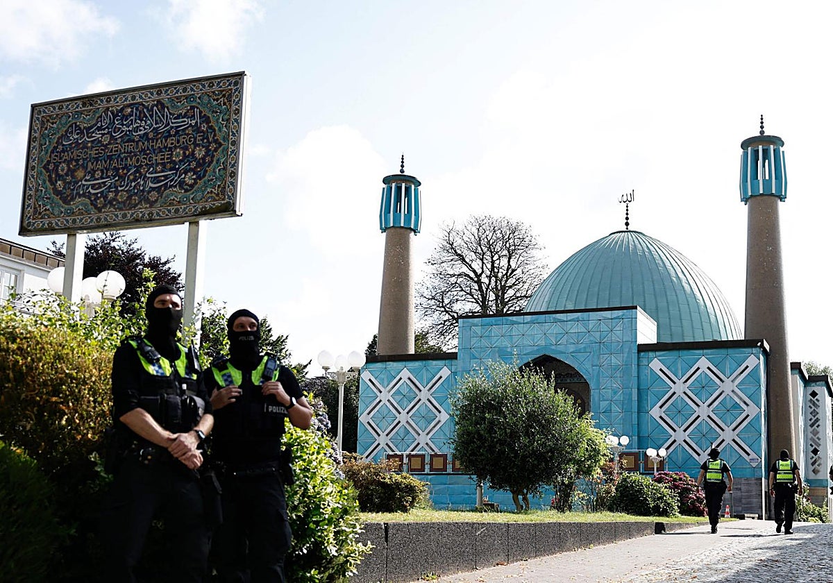 Agentes de policía alemanes en la Mezquita Azul de Hamburgo