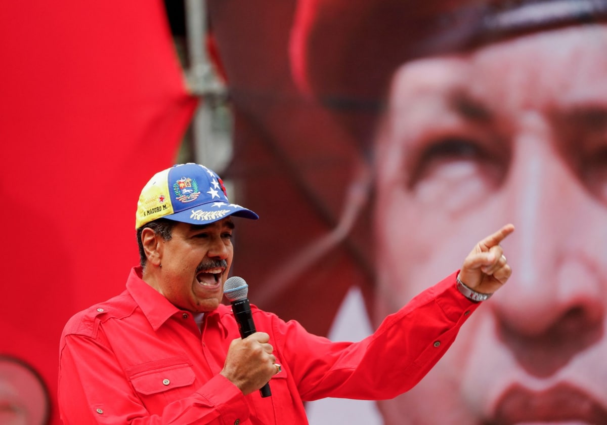 Nicolás Maduro asiste a un evento cerca de una imagen del fallecido presidente venezolano Hugo Chávez, en Caracas