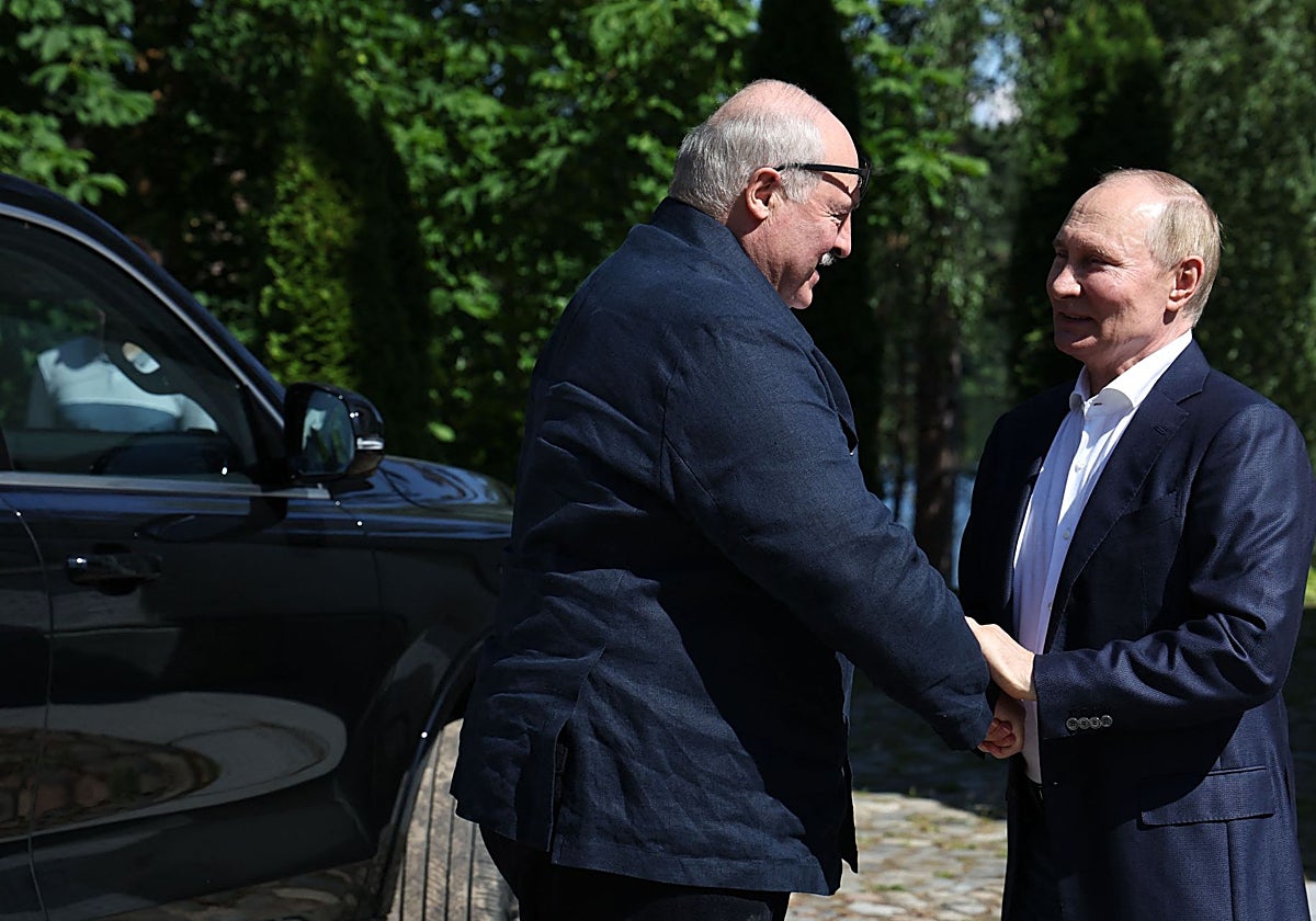 Putin le da la mano a su homólogo bielorruso, Lukashenko, en el norte de Rusia