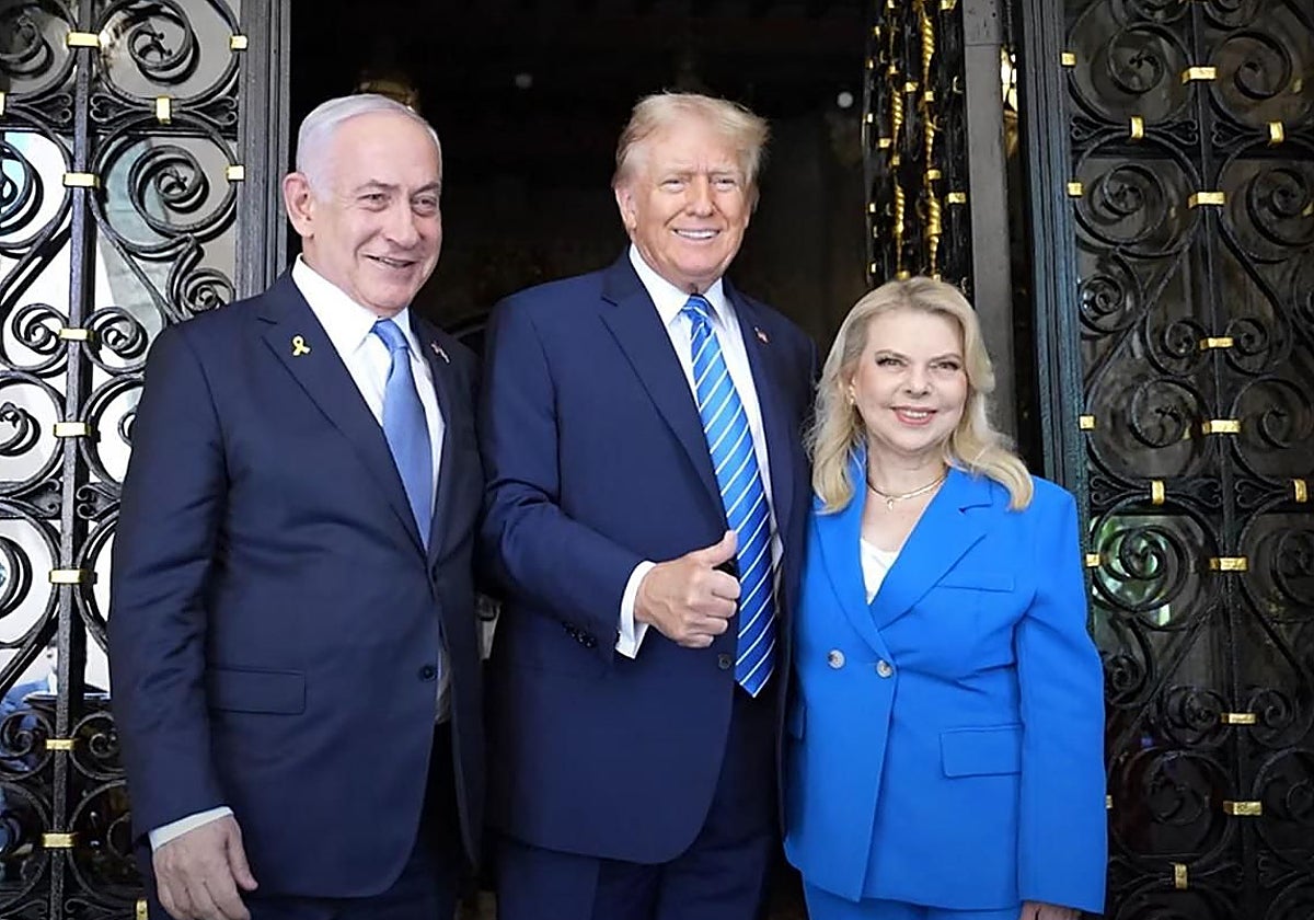 El primer ministro israelí, Benjamín Netanyahu y su mujer, Sara, posan con Donald Trump en el centro