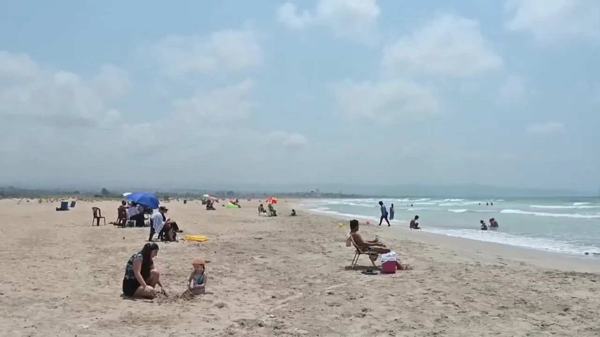 Imágenes de la vida cotidiana en la playa de Tiro en medio de la tensión  entre Líbano e Israel