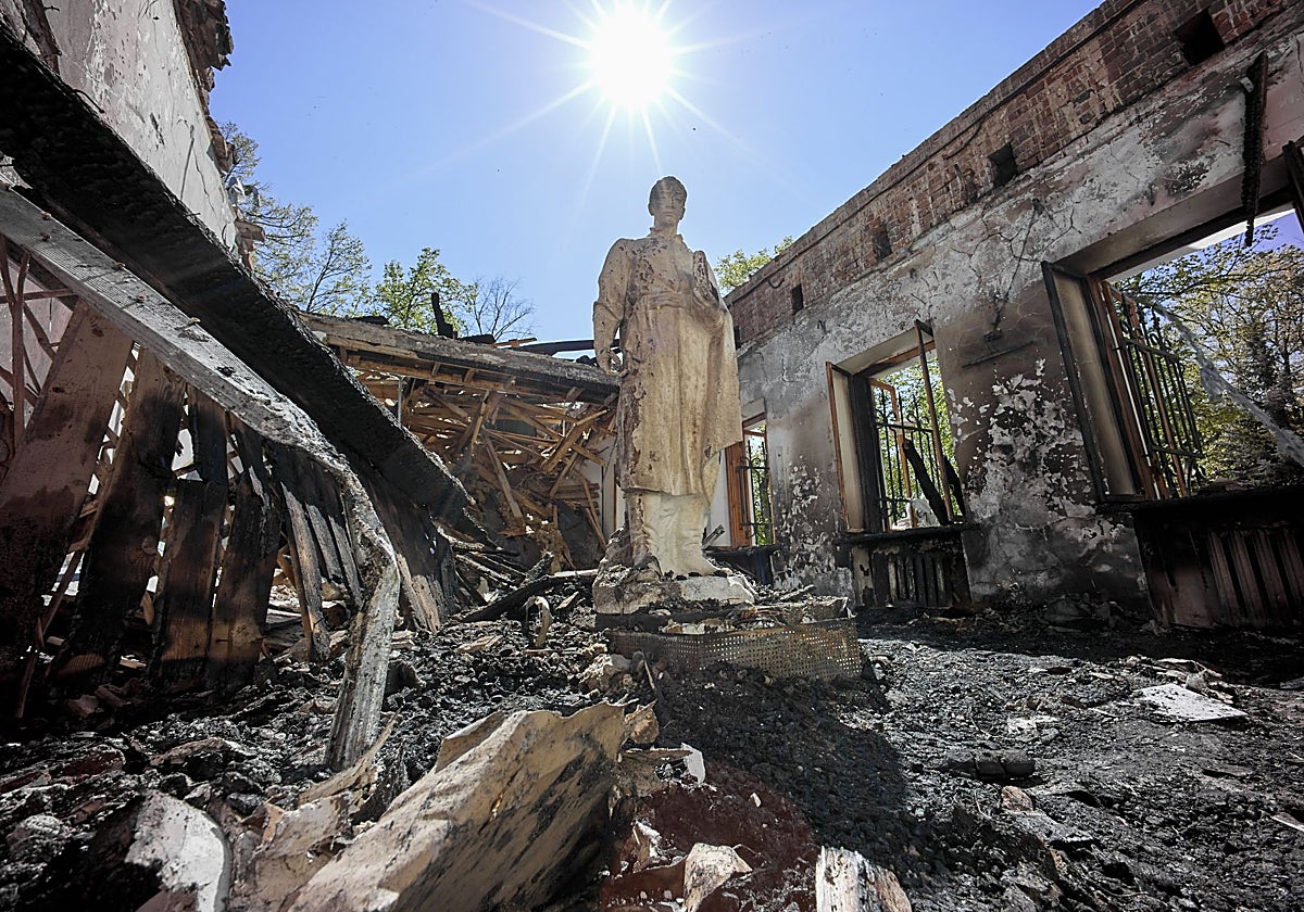 Estatua del filósofo ucraniano Skovoroda en una galería bombardeada