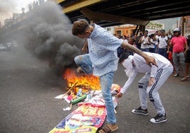 Los venezolanos salen a protestar contra Maduro y bloquean las calles al grito de «libertad»