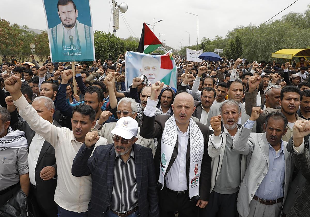 Hutíes protestan por la muerte del líder de Hamás, Ismael Haniyeh, en Yemen