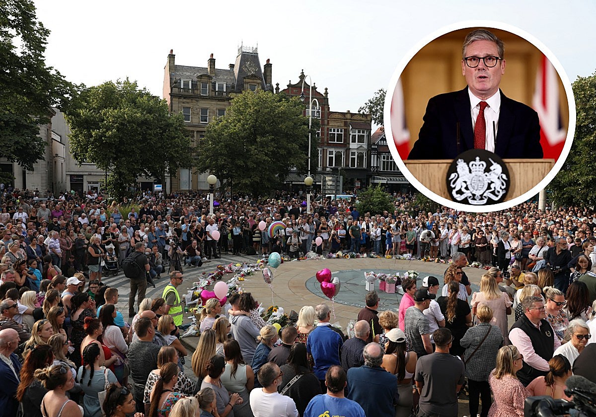 Vigilia por las víctimas del ataque en Southport, este martes; y el primer ministro británico, Keir Starmer, este jueves durante una rueda de prensa