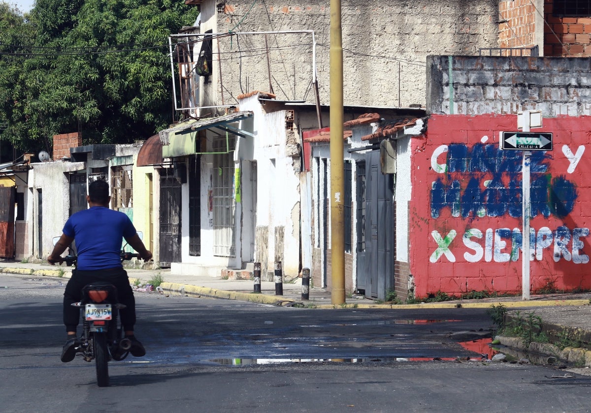 Un motociclista, en una calle de Valencia, en el estado de Carabobo